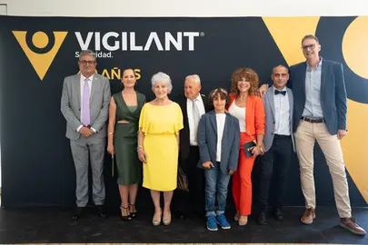 Imagen de familia durante la celebraci&oacute;n del 40 aniversario de Grupo Vigilant. (100x100 Comunicaci&oacute;n)