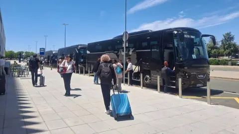 Llegada de turistas al Aeropuerto Internacional de la Regi&oacute;n de Murcia. (CARM)