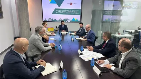 El consejero de Fomento e Infraestructuras, Jorge Garc&iacute;a Montoro, junto a los alcaldes de Alcantarilla, Beniel y Santomera, y el concejal de Movilidad del ayuntamiento de Murcia, tras la reuni&oacute;n para hablar de las mejoras de las nuevas concesiones de transporte que afectan a estas localidades. (CARM)