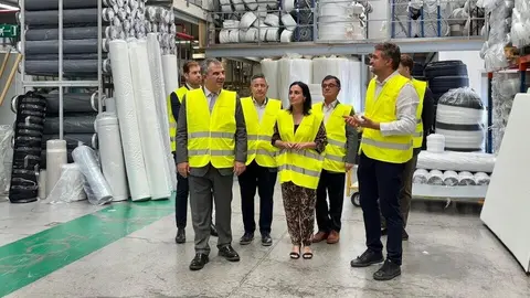 Un momento del encuentro entre el consejero de Medio Ambiente, Juan Mar&iacute;a V&aacute;zquez, y el presidente de Arema, Jos&eacute; Antonio Ortega, en Colchones Gomarco para abordar el desarrollo del Plan Industrial. (CARM)