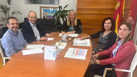 Reuni&oacute;n entre la concejal murciana Mercedes Bernab&eacute; y miembros de Amusal. (Ayuntamiento de Murcia)