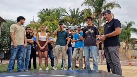 Estudiantes de la UCAM durante una formaci&oacute;n en el Drone Hub del Campus de Murcia. (UCAM)
