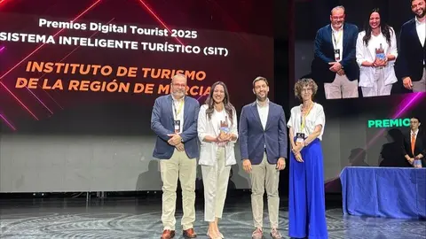 La consejera de Turismo, Cultura, Juventud y Deportes, Carmen Conesa, recogi&oacute; hoy en Benidorm el premio Digital Tourist 2025, en la categor&iacute;a de Sistema Inteligente Tur&iacute;stico. (CARM)