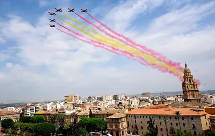 Los C-101 de la Patrulla &Aacute;guila se despiden del cielo de Murcia con un homenaje al 1200 aniversario (Ayto. Murcia)