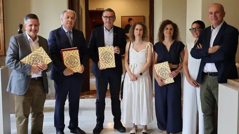 Imagen de familia durante la presentaci&oacute;n de la VIII Memoria de Responsabilidad Social Corporativa de la UMU. (UMU)