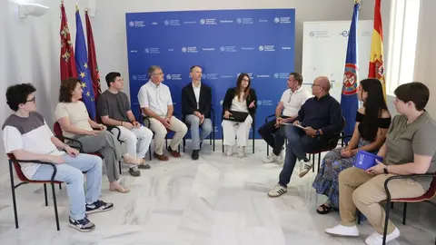 Imagen de la nueva presidenta junto a su equipo y el rector, Mathieu Kessler. (UPCT)