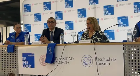 Un momento de la graduaci&oacute;n de Turismo y Relaciones Internacionales del Centro Universitario The Open Faculty. (The Open Faculty)