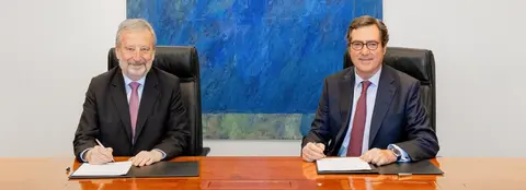 El presidente de CaixaBank, Tom&aacute;s Muniesa, y el presidente de CEOE, Antonio Garamendi, en un momento de la firma. (CaixaBank)