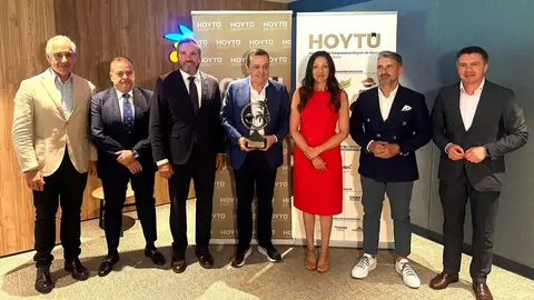 Foto de familia con Bartolom&eacute; Vera, nuevo presidente de HoyT&uacute; (segundo por la izquierda); Jos&eacute; Mar&iacute;a Albarrac&iacute;n en el centro sosteniendo su reconocimiento; la consejera de Turismo, Carmen Conesa; el presidente de CROEM, Miguel L&oacute;pez (tercero por la izquierda) y Jes&uacute;s Avellaneda, expresidente de HoyT&uacute; (segundo por la derecha), entre otros. (CARM)