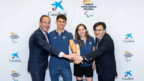 Imagen tras la firma del nuevo acuerdo de patrocinio entre CaixaBank y el Comit&eacute; Paral&iacute;mpico Espa&ntilde;ol. (CaixaBank)