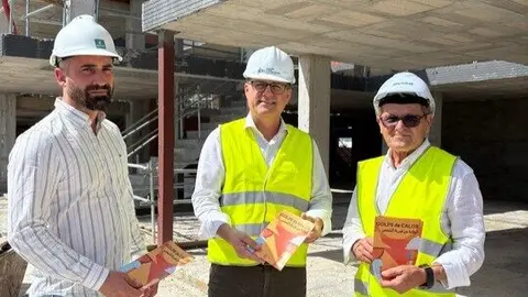 Jos&eacute; Hern&aacute;ndez, presidente de Frecom, y Antonio M&aacute;rmol, presidente del Colegio de Aparejadores, visitando una obra en Murcia e informando sobre las medidas frente a a las altas temperaturas. (Frecom)