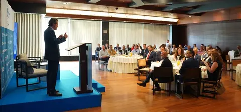 Imagen del Desayuno de Murcia Diario con Jos&eacute; C&iacute;scar exponiendo y algunos de los asistentes. (Ra&uacute;l Alc&aacute;ntara)