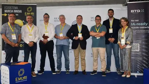 Imagen de familia en el evento &lsquo;C&oacute;mo innovar utilizando IA: casos pr&aacute;cticos&rsquo;, impulsado por el Ecosistema Murcia Innova y la asociaci&oacute;n MIA. (Portavoz)