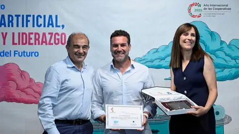 Imagen durante la entrega del reconocimiento. (Cajamar)