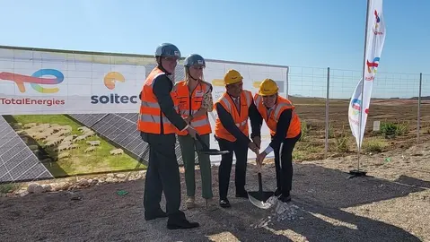 Imagen del acto de colocaci&oacute;n de la primera piedra de dos parques solares. (CARM)