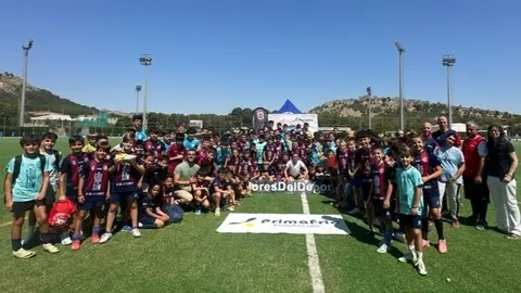 Imagen de familia del clinic deportivo de Primafrio con Eva Navarro. (Primafrio)