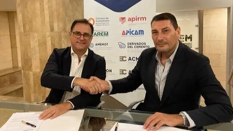 Imagen durante la firma del convenio. (Frecom)