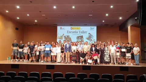 Foto de familia con los participantes en los programas. (CARM)