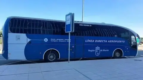 Autob&uacute;s al Aeropuerto de Corvera. (Archivo)