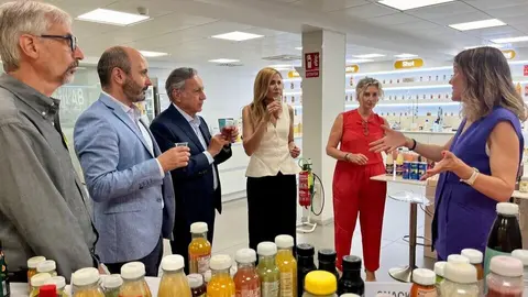 La consejera de Empresa, Marisa L&oacute;pez Arag&oacute;n, durante la visita a las instalaciones de AMC Global. (CARM)