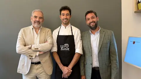 El director del Instituto de Turismo, Juan Francisco Mart&iacute;nez, con el chef Juan Guillam&oacute;n y el director de la Oficina de Turismo de Espa&ntilde;a en Roma, Gonzalo Ceballos. (CARM)
