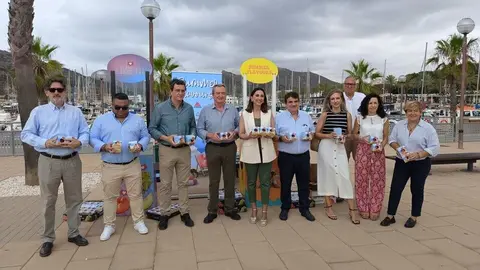 La consejera junto a productores de fruta de hueso de Apoexpa y representantes del Puerto y el Ayuntamiento de Cartagena y durante la entrega de fruta a los turistas. (CARM)