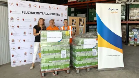 Fundaci&oacute;n Sabic entrega leche al Banco de Alimentos de la Regi&oacute;n de Murcia. (Comp&aacute;s Comunicaci&oacute;n)