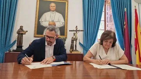 Mar&iacute;a Dolores Garc&iacute;a, presidenta de la UCAM, y Sergio David L&oacute;pez, gerente de 3A Biotech, durante la firma del acuerdo. (UCAM)