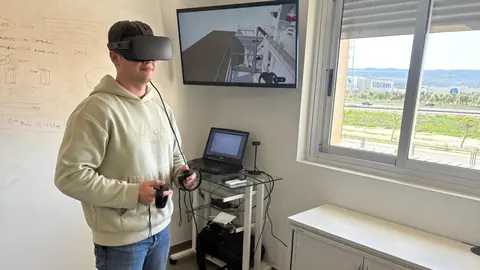 Un egresado de la UPCT trabajando en un proyecto de realidad virtual. (UPCT)