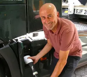 Juan S&aacute;nchez, director general de Disfrimur, probando el cargador. (Disfrimur)