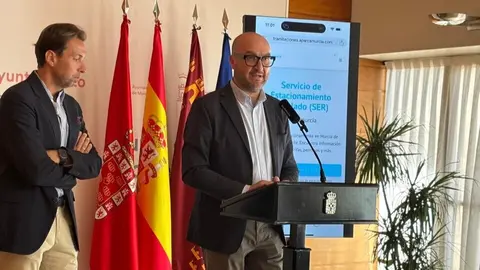 El concejal de Movilidad del consistorio murciano, Jos&eacute; Francisco Mu&ntilde;oz, presenta la app 'Aparcamurcia'. (Ayuntamiento de Murcia)