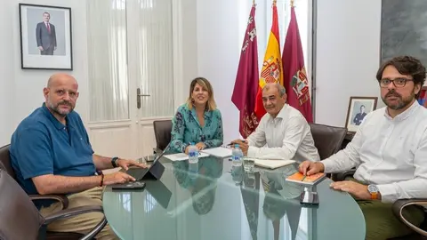Un momento de la reuni&oacute;n entre la alcaldesa de Cartagena, Noelia Arroyo, y el presidente de Ucomur, Juan Antonio Pedre&ntilde;o. (Ayuntamiento de Cartagena/Felipe G. Pag&aacute;n)