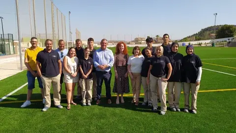 La directora general del SEF, Pilar Valero, junto con el alcalde de Pliego, Antonio Hu&eacute;scar, durante la visita a los alumnos del programa mixto de empleo y formaci&oacute;n. (CARM)