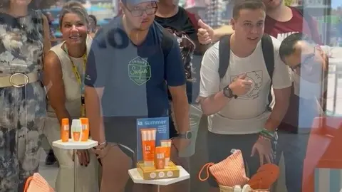 Escaparate de una farmacia decorado de la mano de Astrade. (Hefame)