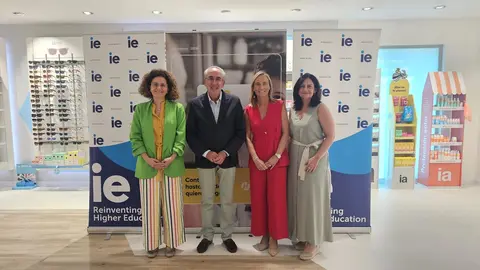 De izquierda a derecha: responsable de Fundaci&oacute;n Hefame, Enriqueta Fern&aacute;ndez; director del Programa de Alta Direcci&oacute;n de IE Business School en la Regi&oacute;n de Murcia, Francisco Sardina; directora corporativa de Marketing y Marca Propia de Hefame, Isabel Santos y directora del proyecto F+ de Hefame, Carmen Fraile. (Hefame)