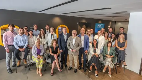 El director territorial de Connecta, Juan Manuel Casco, y el director territorial de Andaluc&iacute;a, Juan Ignacio Zafra, en el centro Connecta de M&aacute;laga. (CaixaBank)