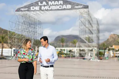 Antonio Mestre, director Repsol Cartagena y Noelia Arroyo, alcaldesa de Cartagena, junto al escenario del d&iacute;a Repsol de La Mar de M&uacute;sicas