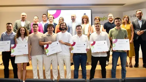 El director general del Info, Joaqu&iacute;n G&oacute;mez, junto a los galardonados con los premios 'Emprendedor del mes'. (CARM)