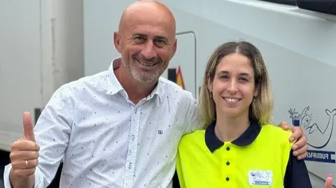 Andrea, la conductora de tr&aacute;iler m&aacute;s joven de Espa&ntilde;a, junto a Juan S&aacute;nchez, director general de Disfrimur.&nbsp;(Disfrimur)