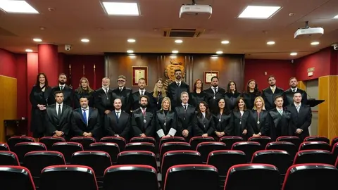 Foto con los nuevos colegiados. (Fidedigno)
