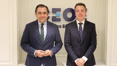 El director de Empresas y Organizaciones de CEOE, Javier Calder&oacute;n, y el director general de Universae, Francisco C&aacute;mara, formalizan la adhesi&oacute;n de la empresa. (Universae)