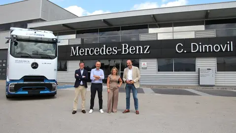 Representantes de Dim&oacute;vil y Disfrimur tras la puesta en marcha del primer Mercedes-Benz eActros 600 en Espa&ntilde;a. (Disfrimur)