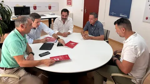 Reuni&oacute;n entre los directores generales de Aut&oacute;nomos y Econom&iacute;a Social, Antonio Pasqual del Riquelme, y de Impulso al Comercio, Rafael G&oacute;mez, y el presidente de Coremur, Jes&uacute;s Pay. (CARM)