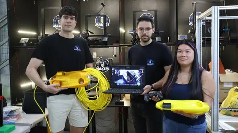 Parte del equipo con los nuevos drones. (UPCT)