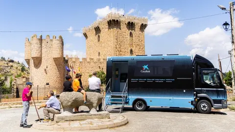 Vecinos de la localidad de Villaviciosa (&Aacute;vila) esperan a ser atendidos en la oficina m&oacute;vil de CaixaBank. (CaixaBank)