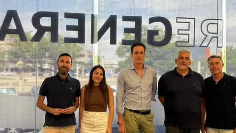 Imagen adjunta de la doctoranda junto a sus directores de tesis y los responsables de Regenera. (UPCT)