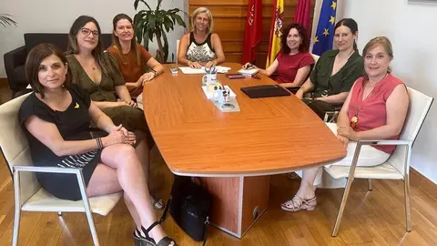 Imagen de archivo de una reuni&oacute;n de Mercedes Bernab&eacute; con OMEP. (Ayuntamiento de Murcia)
