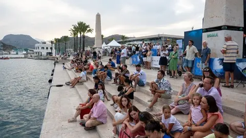 Recinto en la explanada del puerto con personas contemplando la prueba. (Ayuntamiento de Cartagena)