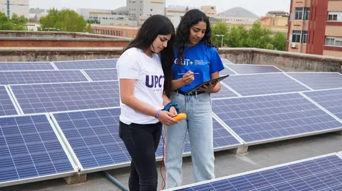 Miembros de la UPCT en una instalaci&oacute;n fotovoltaica. (UPCT)