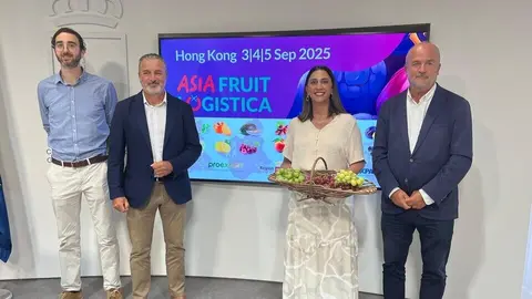La consejera Sara Rubira junto a representantes de Apoexpa y Proexport que participan en la pr&oacute;xima edici&oacute;n de Asia Fruit Log&iacute;stica. (CARM)